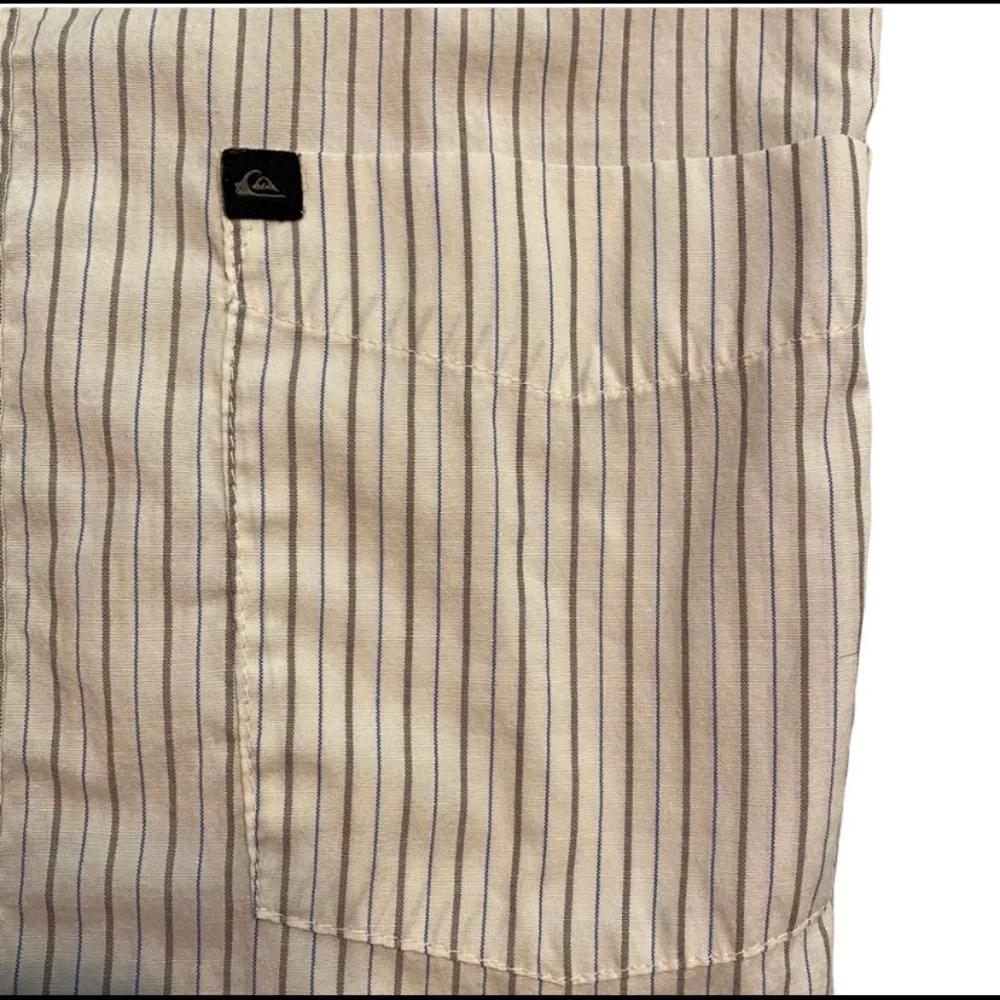Quiksilver Shirt Men’s Short Sleeve White Gray Pinstripes Button Down Casuall - Picture 7 of 7